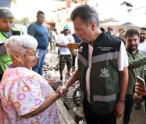 Pablo Lemus supervisa trabajos tras inundaciones en Puerto Vallarta
