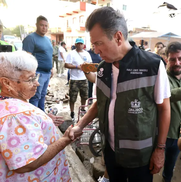 Pablo Lemus supervisa trabajos tras inundaciones en Puerto Vallarta