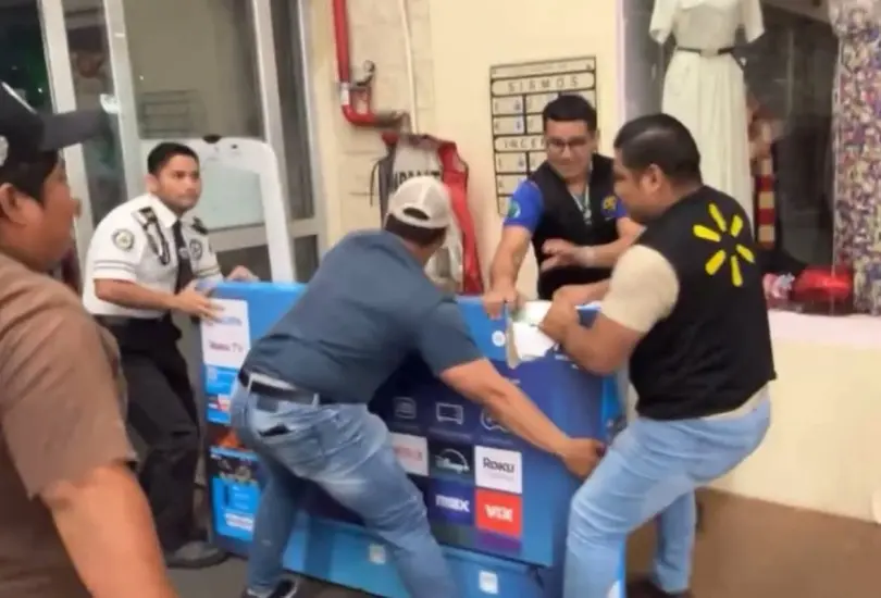 Pantallas a 300 pesos desatan caos en Walmart de Campeche
