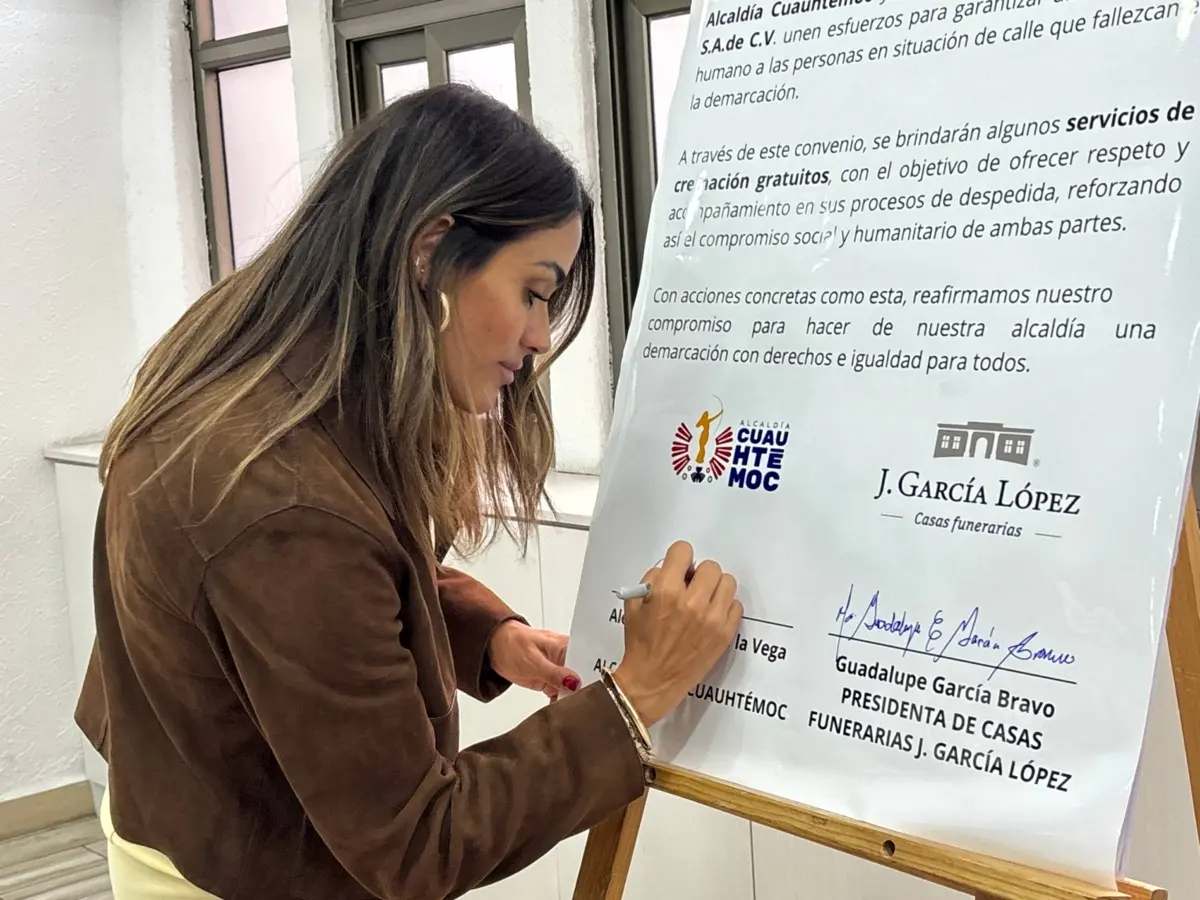 La iniciativa fue formalizada mediante un Convenio de Colaboración firmado por la alcaldesa Alessandra Rojo de la Vega y la funeraria J. García López, que se comprometió a ofrecer cuatro servicios mensuales durante un año. Alcaldía Cuauhtémoc.