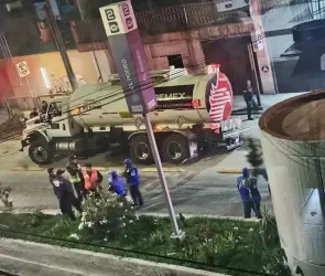 Pipa de Pemex cargada con 20 mil litros de diésel cae en socavón en Iztacalco