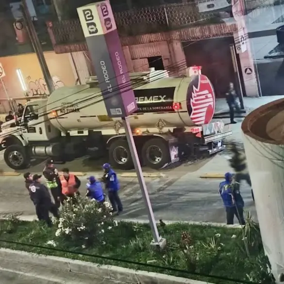 Pipa de Pemex cargada con 20 mil litros de diésel cae en socavón en Iztacalco