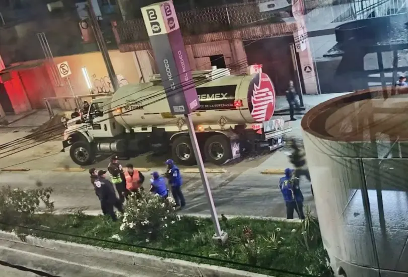 Pipa de Pemex cargada con 20 mil litros de diésel cae en socavón en Iztacalco