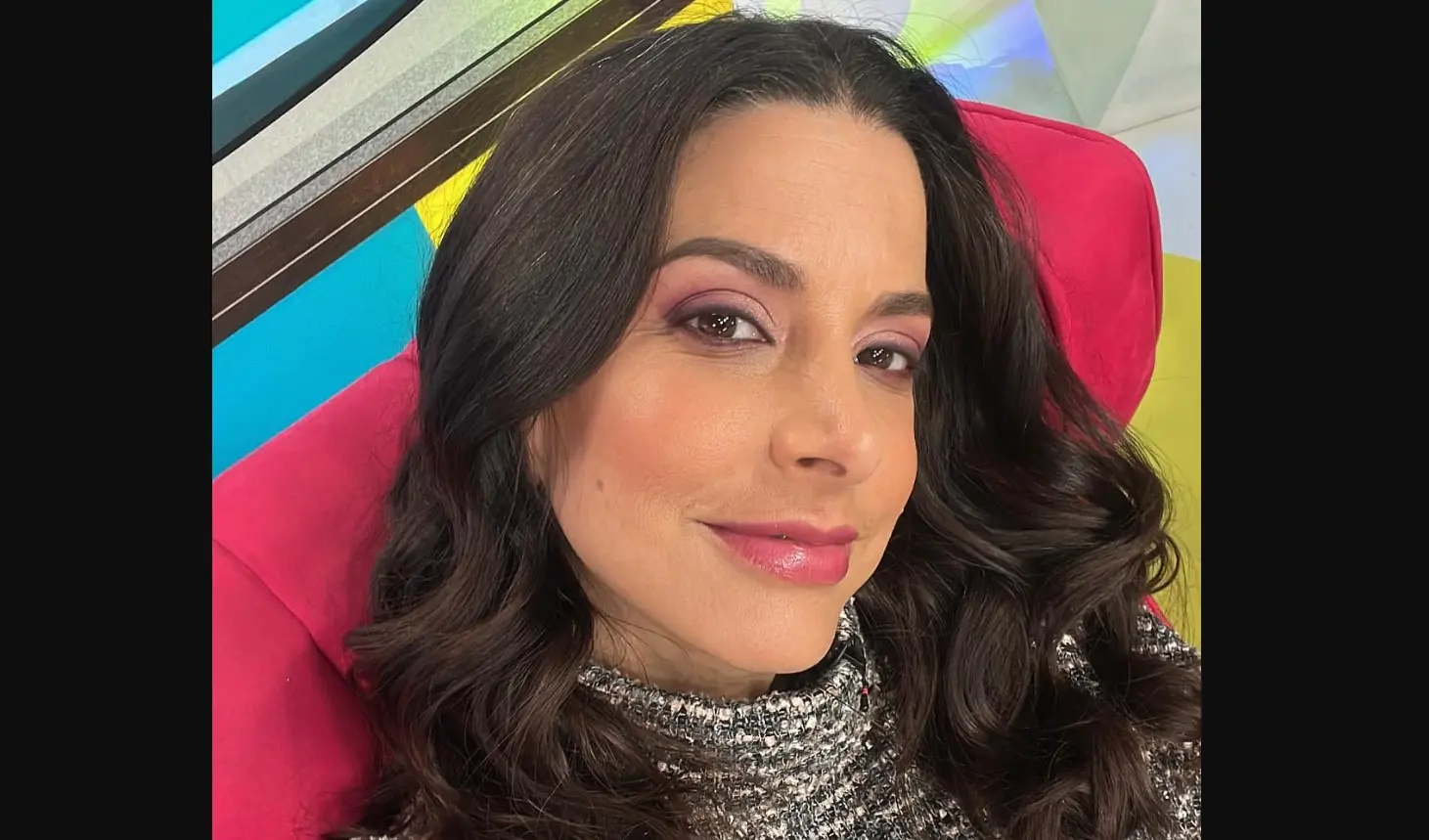 La conductora y comediante mexicana fue escritora en el programa 'Hoy', bajo la producción de Reynaldo López. Falleció el 16 de mayo de 2024 a la edad de 48 años por complicaciones de cáncer de mama.