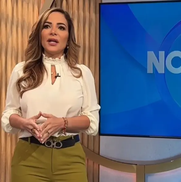 Conductora anuncia la muerte de su compañero durante noticiero en vivo