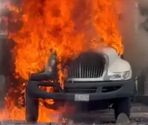 Normalistas de Ayotzinapa derriban puerta del Campo Militar con camión e incendian vehículo