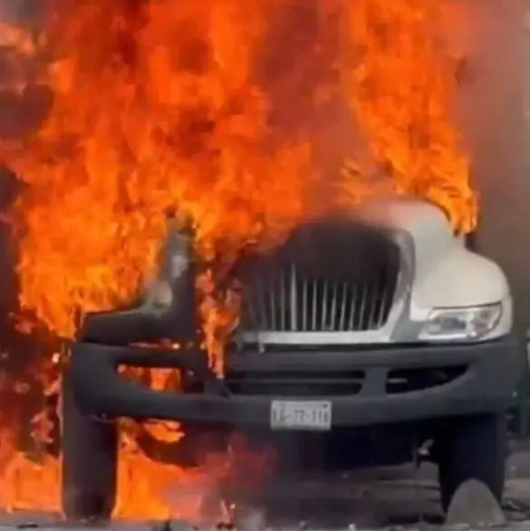 Normalistas de Ayotzinapa derriban puerta del Campo Militar con camión e incendian vehículo
