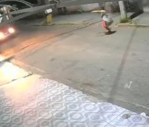 Justicia por mano propia: conductor embiste a asaltantes y asesina a uno de ellos