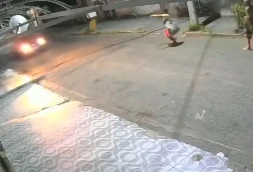 Conductor embiste a asaltantes y asesina a uno de ellos