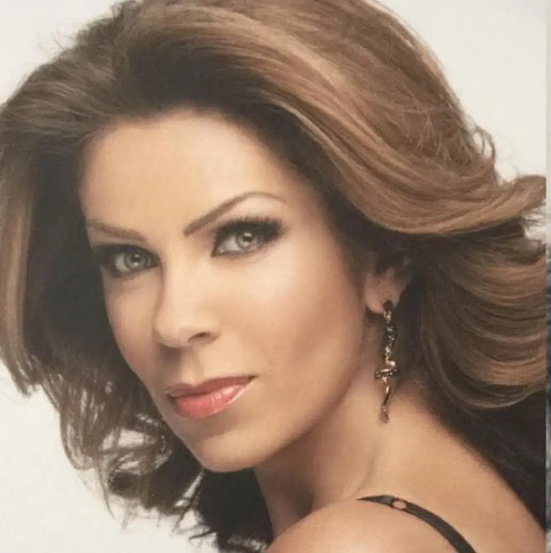 En su vida personal, ha estado casada en cuatro ocasiones y es madre de tres hijos, cada uno fruto de un matrimonio distinto.