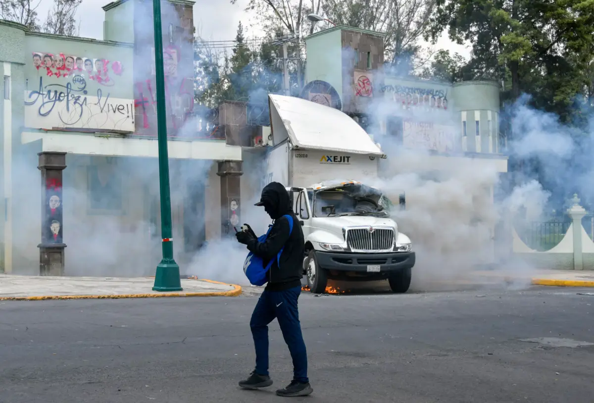 Manifestantes lanzaron petardos al interior del vehículo en el acceso principal del Campo Militar 1. Especial