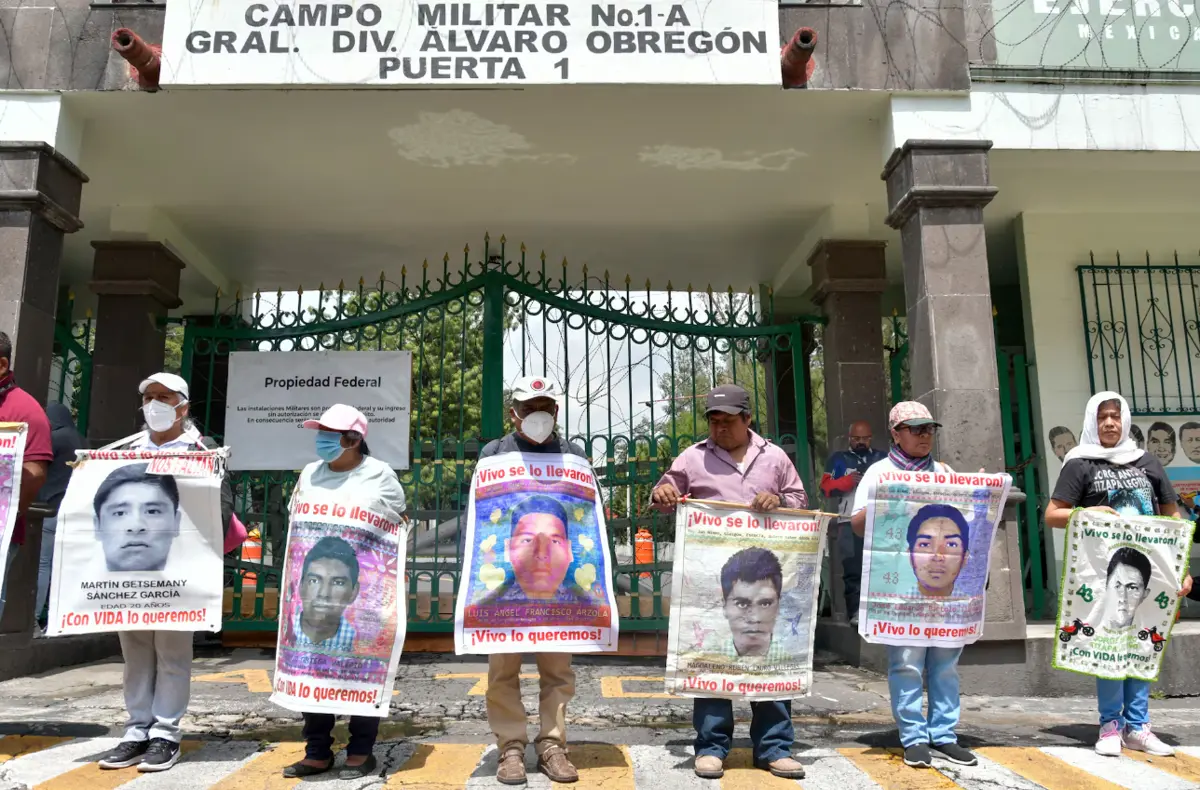 Familiares de los 43 estudiantes de Ayotzinapa se manifiestan a un día antes de cumplirse 11 años de su desaparición. Especial