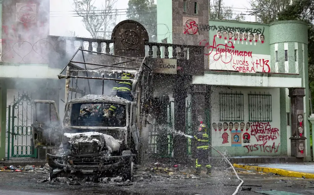 Los normalistas incendiaron un camión de carga y lo utilizaron para derribar la puerta del Campo Militar 1, en la CDMX. Especial