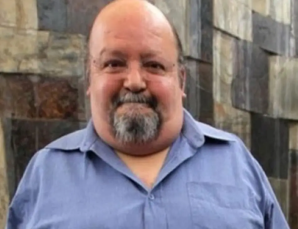 Interpretó al papá de Federica en la tercera temporada en sustitución de Sergio Ramos ´El Comanche´. Falleció el 13 de junio de 2012 a los 52 años tras estar internado más de un mes por un derrame cerebral.