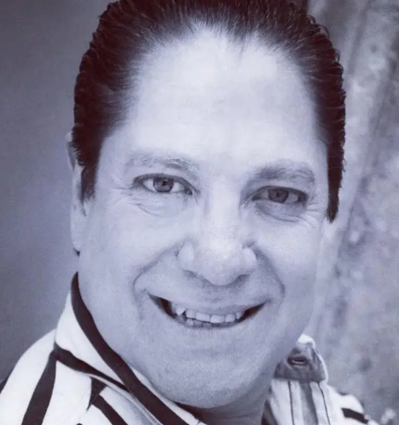 Tuvo una participación especial en la primera temporada como un policía que intenta impedir que Ludovico salte de un edificio. Falleció el 27 de noviembre de 2020.<br>