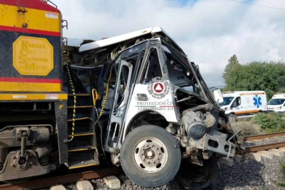  Tren embiste a camión de pasajeros en Guanajuato 