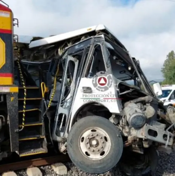 Fotos de la tragedia: así quedó el camión de pasajeros que fue embestido por tren en Guanajuato