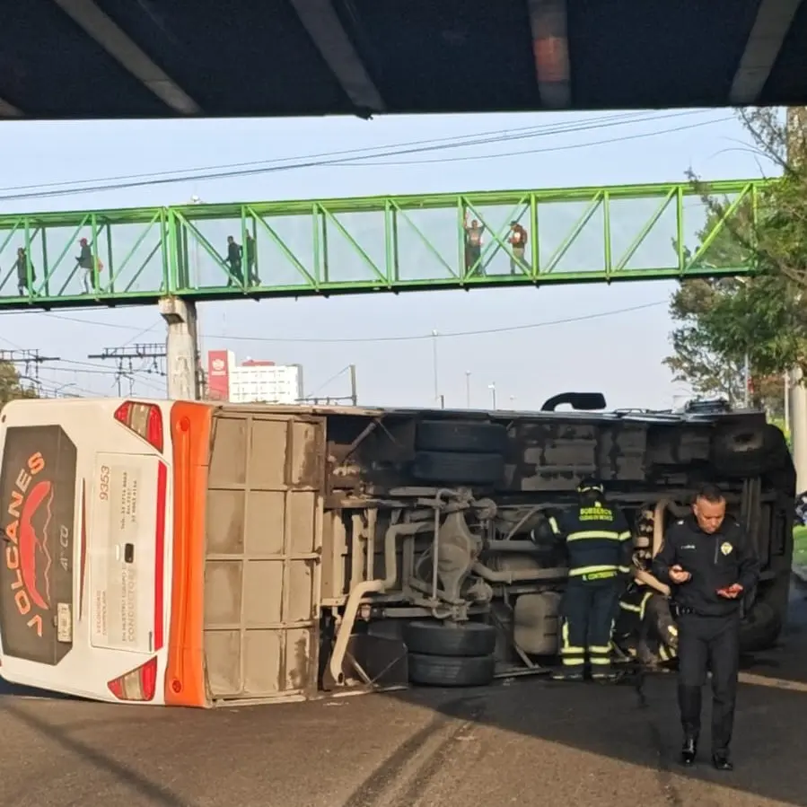 Autobús vuelca en Calzada Ignazio Zaragoza @Bomberos_CDMX