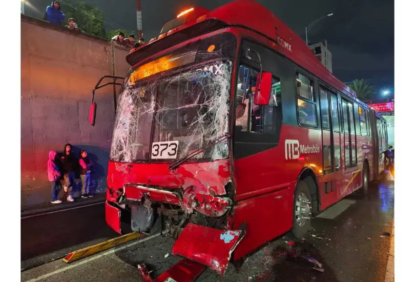 Choque en estación Xola del Metrobús deja 12 heridos y caos vial en la CDMX