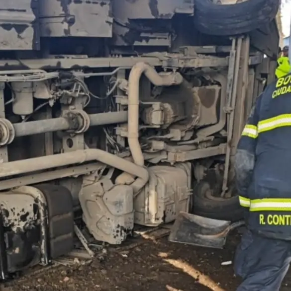 "Iba a toda velocidad": camión de pasajeros vuelca en Zaragoza y deja cinco heridos