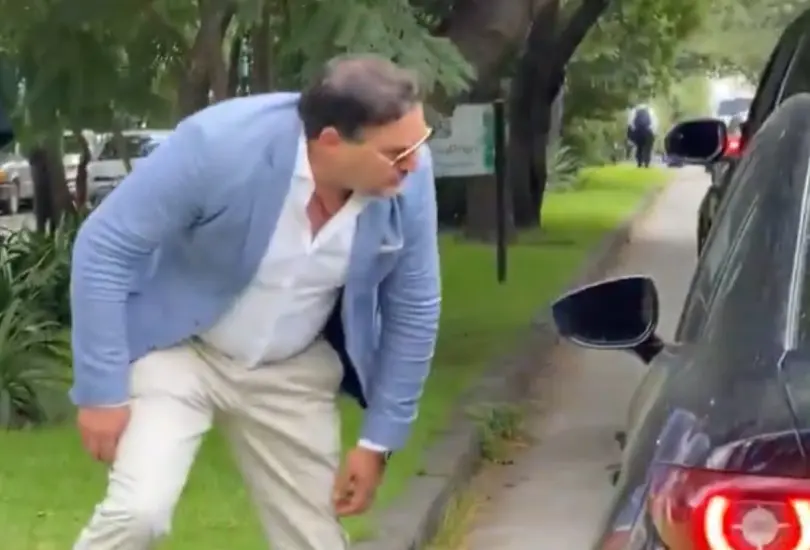 "Lord Bájate" detiene el tráfico para retar a golpes a otro conductor