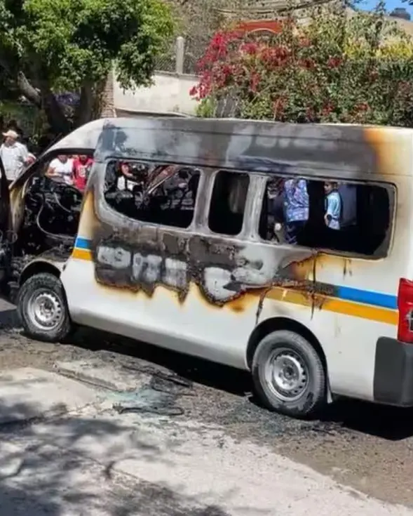 Los agresores obligaron a descender al chofer y a los pasajeros, luego rociaron gasolina y prendieron fuego a la unidad. En este hecho, dos mujeres y dos menores resultaron con quemaduras. X.