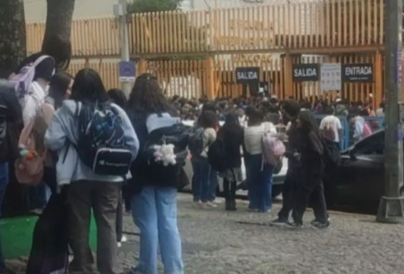 Fotografías compartidas muestran a cientos de alumnos sobre las avenidas cercanas al plantel después de que fueron evacuados.