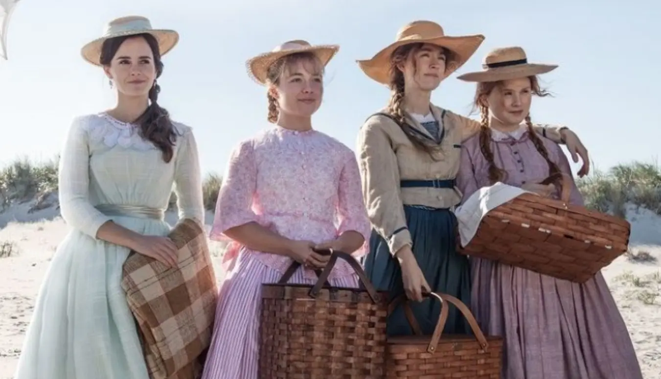 Mujercitas (1 de octubre). Criadas por una madre obstinada, las hermanas Jo, Meg, Beth y Amy lidian con dificultades personales, tragedias familiares y sue&ntilde;os en los EE. UU. del siglo XIX.