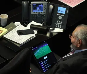 Falta para Adán Augusto, lo cachan viendo la Champions durante la comparecencia de Hacienda en el Senado