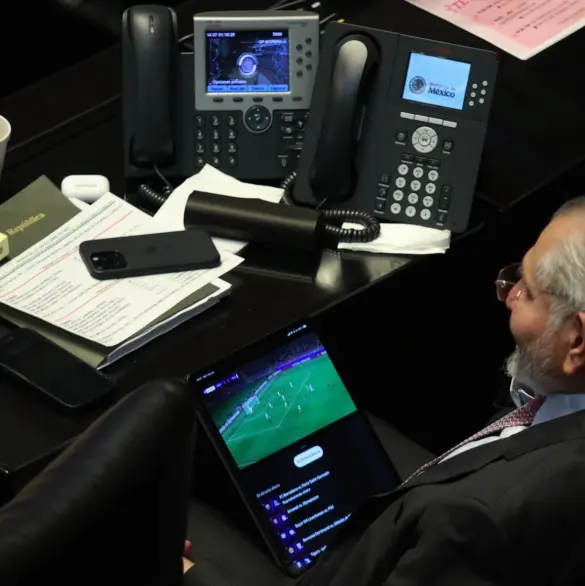 Falta para Adán Augusto, lo cachan viendo la Champions durante la comparecencia de Hacienda en el Senado