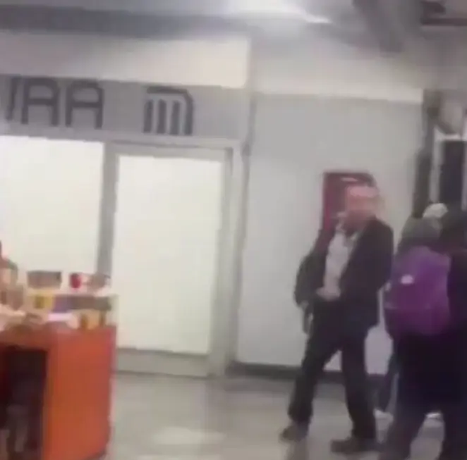 El hombre fue detenido por elementos de seguridad del Metro. Captura de pantalla