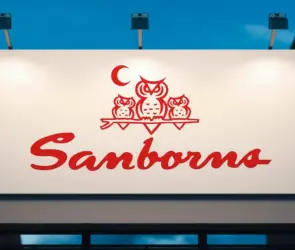 Grupo armado asalta Sanborns Del Valle: roba joyería y relojes