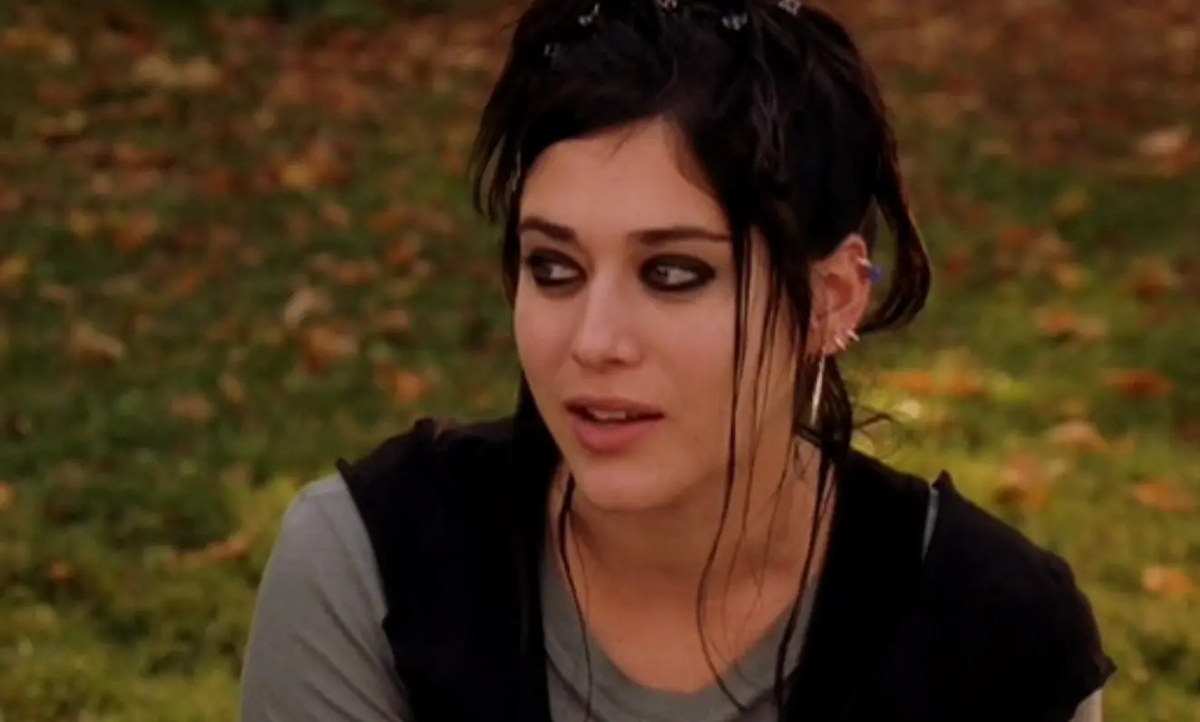 Lizzy Caplan interpret&oacute; a Janis Ian, enemiga de Regina George