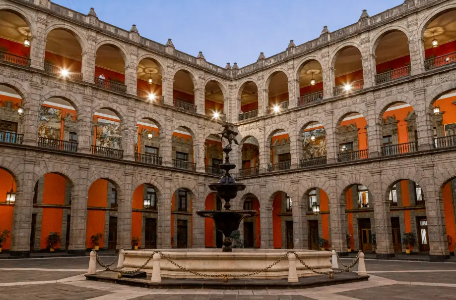 Hoy se puede apreciar un estilo arquitectónico ecléctico con elementos barrocos, neoclásicos y neocoloniales. Gobierno de México.