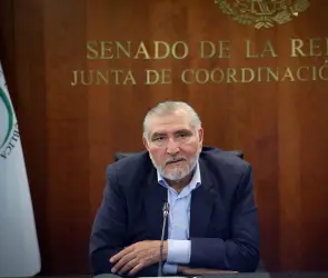 Ad&aacute;n Augusto evita responder tras acusaciones contra Rocha Moya
