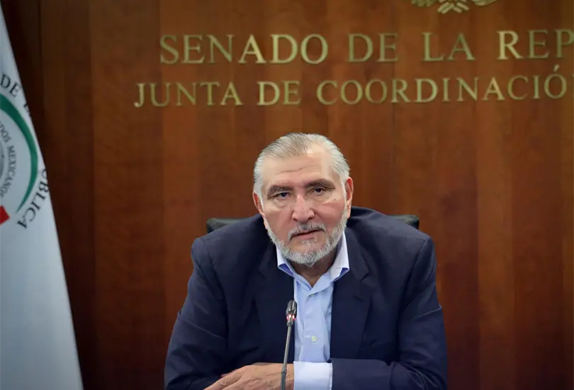 Ad&aacute;n Augusto evita responder tras acusaciones contra Rocha Moya