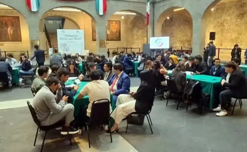 López Gutiérrez estudia actualmente la carrera de derecho en la Universidad Intercontinental. Reforma.