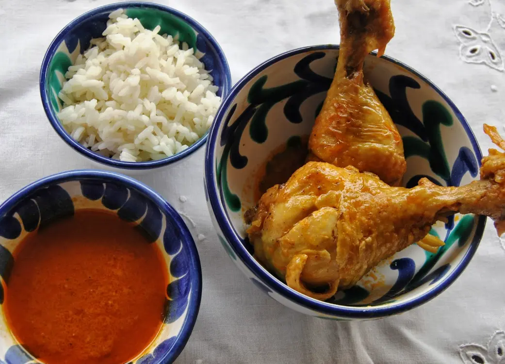 El niño le pidió que le cocinara un plato de pollo. Especial.