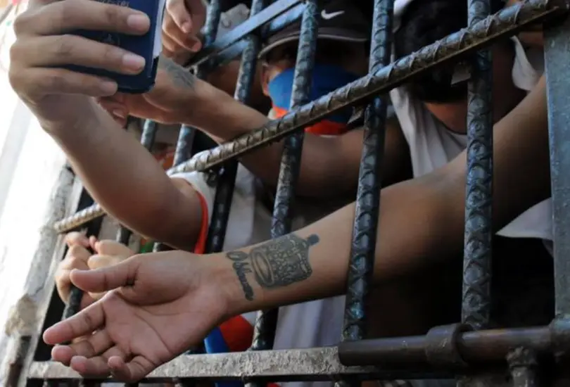 El grupo nació a principios de los años 2000 dentro del Centro Penitenciario de Aragua, también conocido como Tocorón, ubicado en Venezuela.