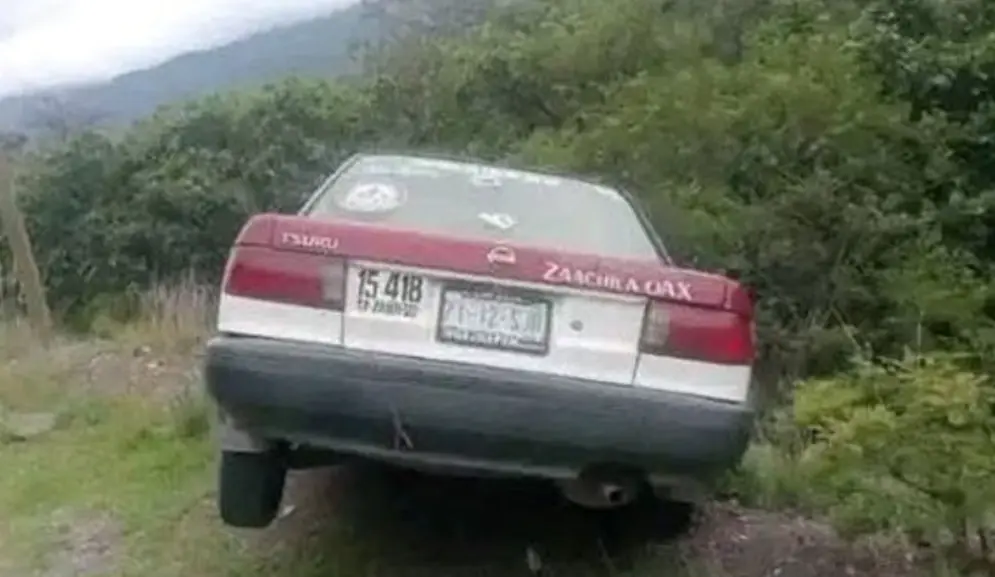 El taxi que conducía Erick fue localizado abandonado sobre la carretera federal de San Lorenzo Albarradas, sin señales del conductor. X.