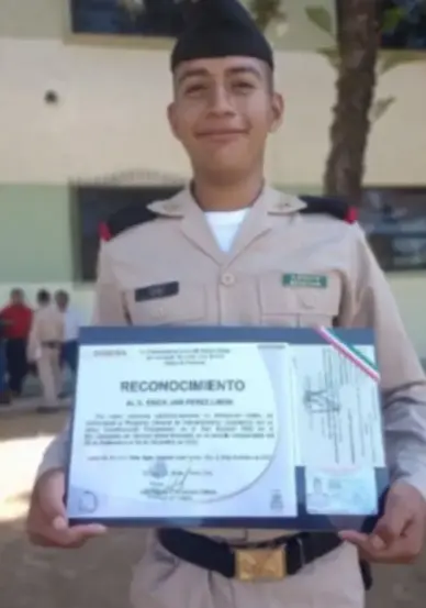 Perteneció por un tiempo a la Guardia Nacional. X.