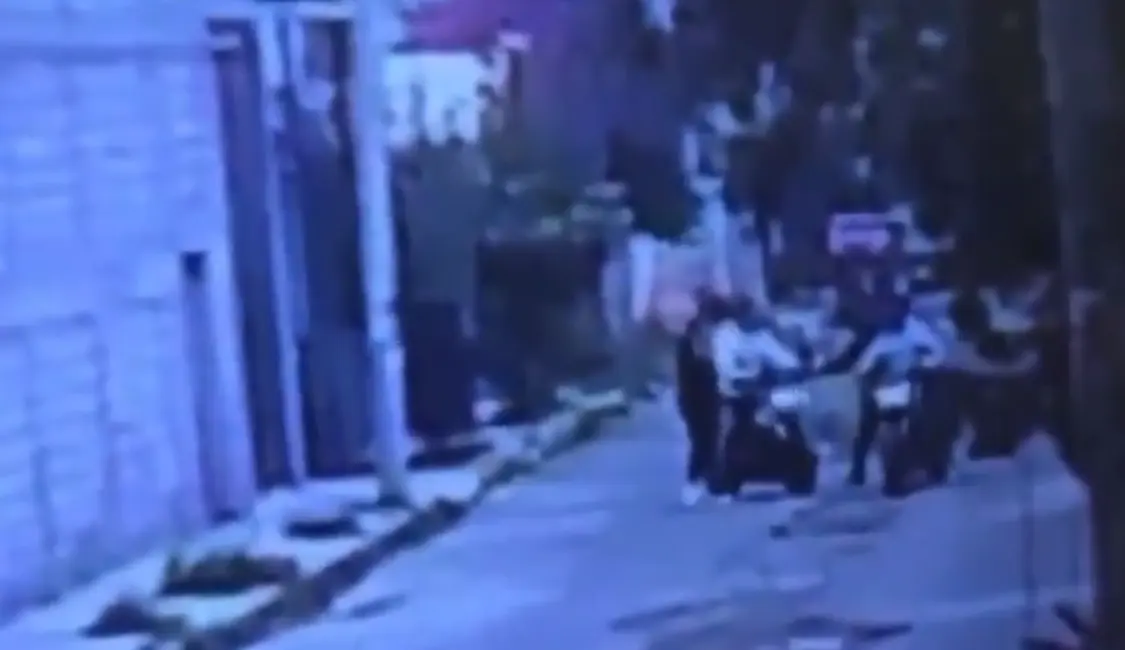 Los agresores intentaron despojarlos del vehículo, pero al resistirse, el mando policial fue baleado. Captura de pantalla.