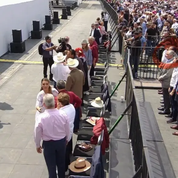"Lo relegaron": Mandan a Adán Augusto detrás de reja de seguridad en festejo de Sheinbaum