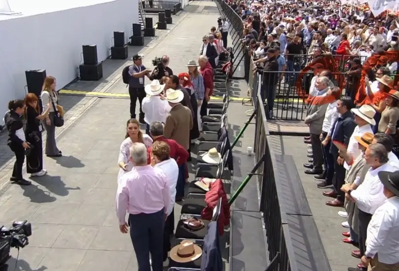 Adán Augusto López estuvo detrás de la reja de seguridad en festejo de Sheinbaum.
