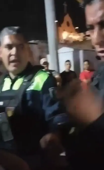 Los asistentes grabaron parte del enfrentamiento y los videos circularon rápidamente, generando indignación entre los habitantes del municipio. Captura de pantella.