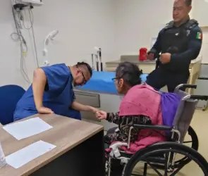 Abandonan a abuelita en hospital de San Juan del Río; su hija y yerno le roban su pensión