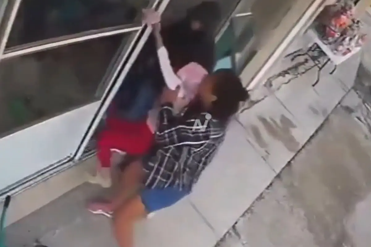  Se llevan a dos niños en segundos: video del presunto secuestro en lavandería de Ixtlahuaca 