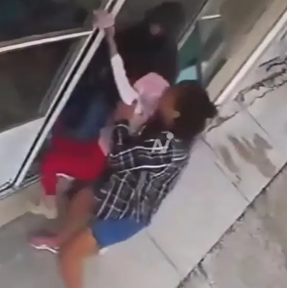 Se llevan a dos niños en segundos: video del presunto secuestro en lavandería de Ixtlahuaca