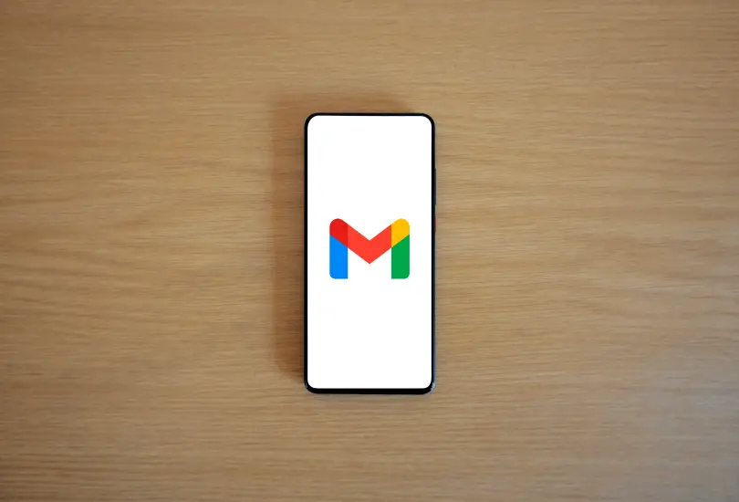 Expertos alertan sobre correos con texto oculto que manipulan los resúmenes automáticos de Google para robar contraseñas y datos personales.