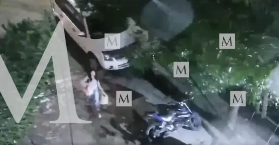En los clips se menciona que la joven fue vista el 6 de octubre, pero la madre sostiene que los objetos y prendas que aparecen no corresponden con los de su hija. Captura de pantalla video Milenio.
